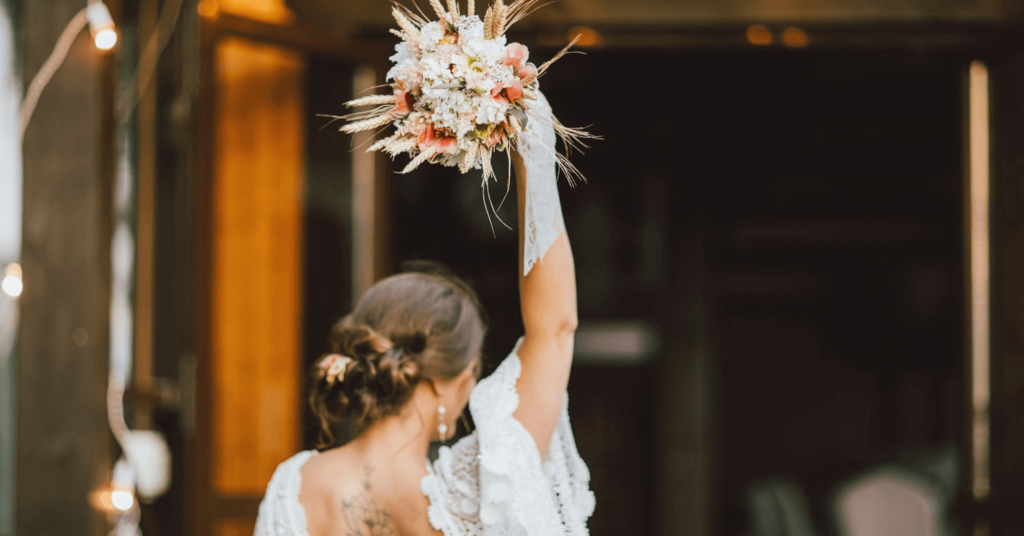boho bride with bouquet