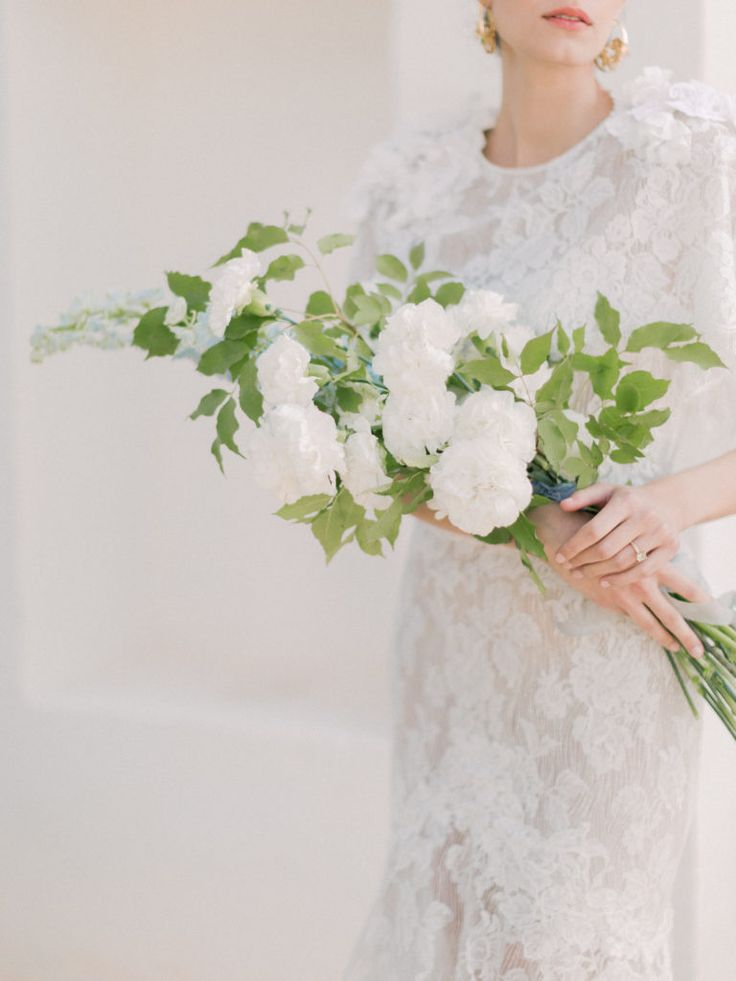 bride with pegeant style bouquet