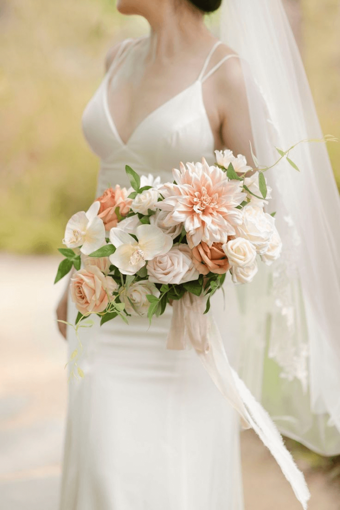 bride with oval classy bouquet